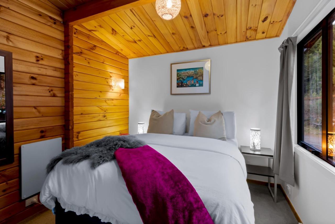 Kereru Cottage, Cosy Log Cabin, Serene Lake & Mountain Views كوينستاون المظهر الخارجي الصورة