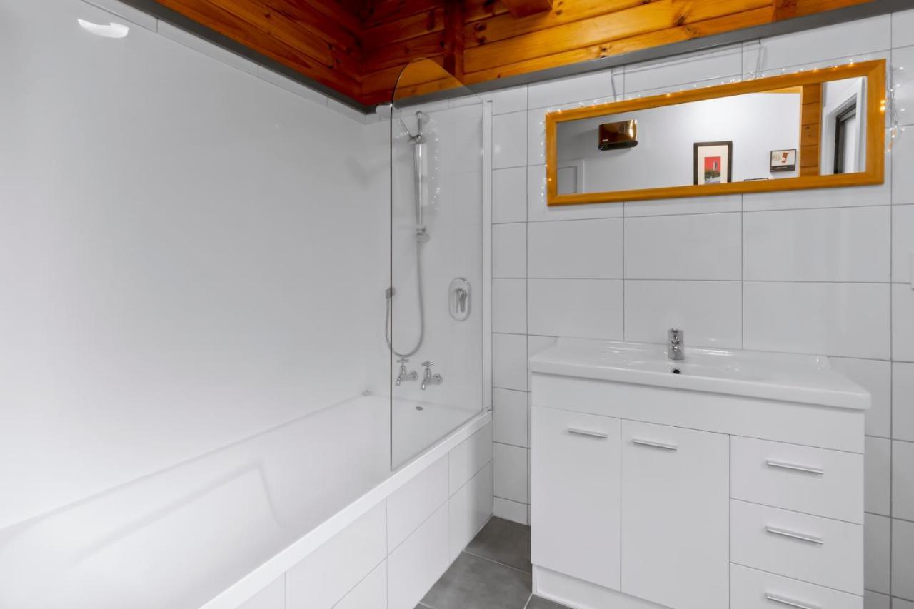 Kereru Cottage, Cosy Log Cabin, Serene Lake & Mountain Views كوينستاون المظهر الخارجي الصورة